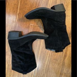 Arturo Chiang suede boots